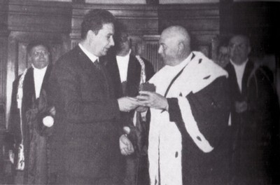 Il Rettore Vincenzo Ricchioni consegna al ministro Aldo Moro la medaglia d'oro di benemerenza
