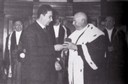 Il Rettore Vincenzo Ricchioni consegna al ministro Aldo Moro la medaglia d'oro di benemerenza