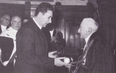 Il ministro Aldo Moro consegna la medaglia d'oro dei benemeriti della scuola, della cultura e dell'arte al prof. Alessandro Baldoni