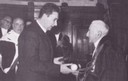 Il ministro Aldo Moro consegna la medaglia d'oro dei benemeriti della scuola, della cultura e dell'arte al prof. Alessandro Baldoni